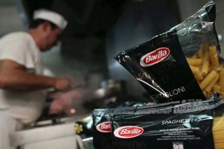 Embalagens do macarrão Barilla são vistas na cozinha de um restaurante em Roma (Tony Gentile/Reuters)