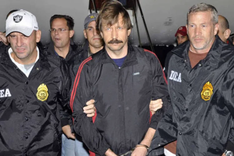 Traficante russo de armas Viktor Bout é escoltado por policiais do DEA após desembarcar no aeroporto do condado de Westchester, em uma foto de 2010 (Divulgação)