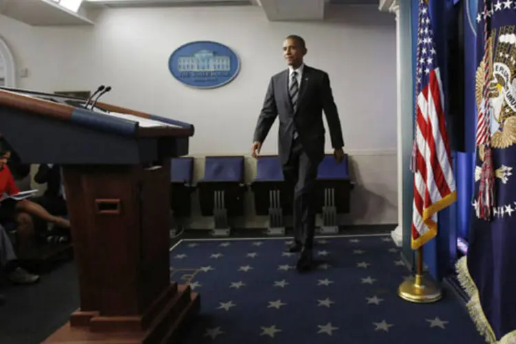 Barack Obama, presidente dos EUA, chega para uma entrevista coletiva sobre orçamento federal e relações com o Irã, em Washington (Kevin Lamarque/Reuters)