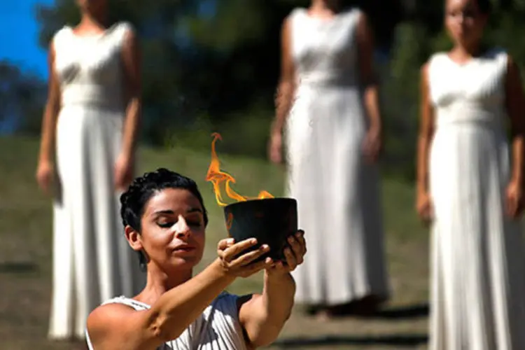 
	Ensaio para ritual de passagem da tocha ol&iacute;mpica na Gr&eacute;cia: a chama passar&aacute; por uma jornada de sete dias ao redor do pa&iacute;s
 (REUTERS/Yannis Behrakis)