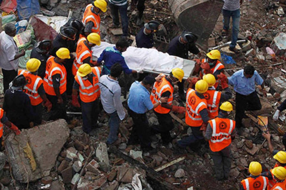 Total de mortos em desabamento de prédio na Índia chega a 50