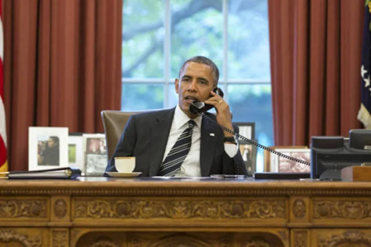 Barack Obama durante telefonema com o presidente do Irã, Hassan Rouhani, na Casa Branca, em Washington na última sexta-feira (Pete Souza/Casa Branca/Divulgação via Reuters)