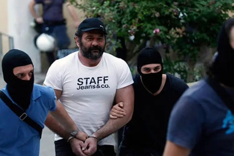 
	O deputado neonazista Yannis Lagos &eacute; preso pela pol&iacute;cia grega: foram emitidas 32 ordens de pris&atilde;o, das quais 22 foram efetuadas, e atualmente permanecem presos 6 deputados
 (REUTERS/Giorgos Moutafis)