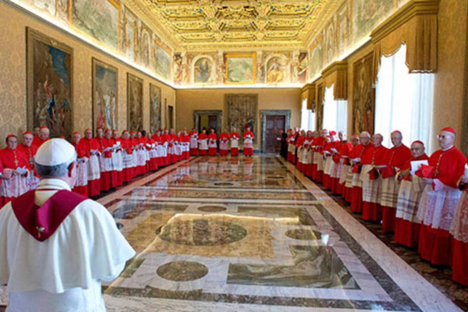 Defeito da Cúria é se ocupar somente do Vaticano, diz papa