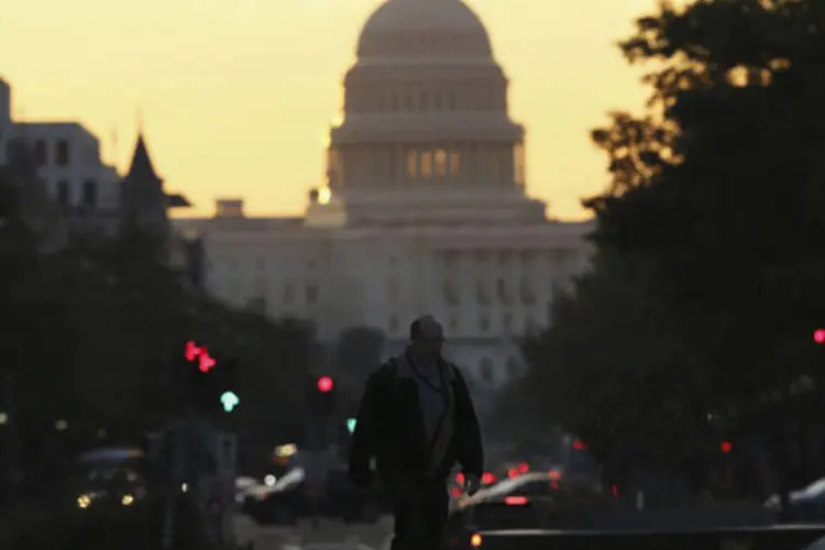 
	O Capit&oacute;lio, sede do Congresso dos Estados Unidos: &eacute; a primeira vez que o governo para em 17 anos.
 (Gary Cameron/Reuters)