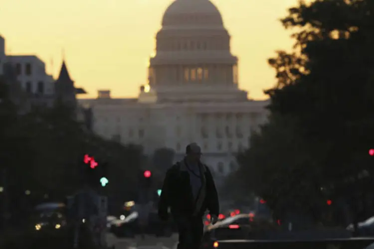 
	Sede do Congresso dos Estados Unidos: paralisa&ccedil;&atilde;o ocorre devido &agrave; incapacidade dos parlamentares para chegar a um acordo sobre o or&ccedil;amento para o ano fiscal que come&ccedil;ou nesta ter&ccedil;a-feira
 (Gary Cameron/Reuters)