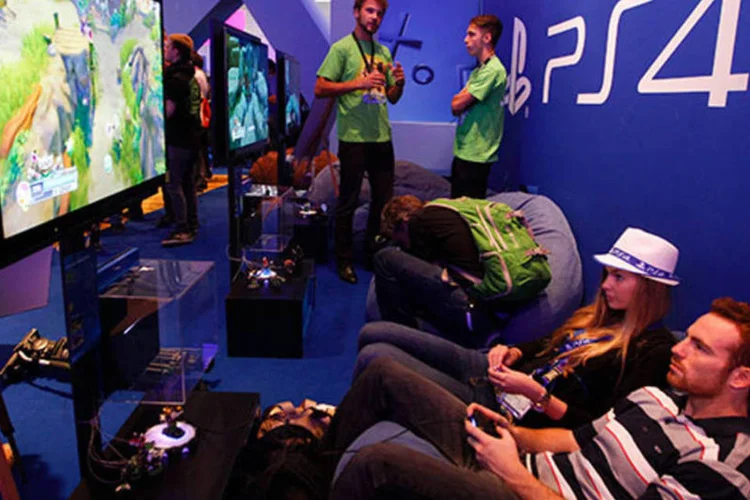 Visitantes da Gamescom jogam Playstation 4 no stand da Sony: o iene valorizou-se 14% frente à rupia e 12% frente ao real nos últimos seis meses (REUTERS/Ina Fassbender/Files)