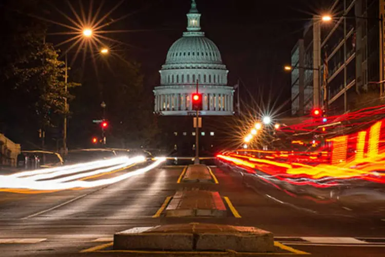 
	Tr&aacute;fego em frente ao Capit&oacute;lio, nos Estados Unidos: grande parte do do governo permanece paralisado sem acordo
 (REUTERS/James Lawler Duggan)