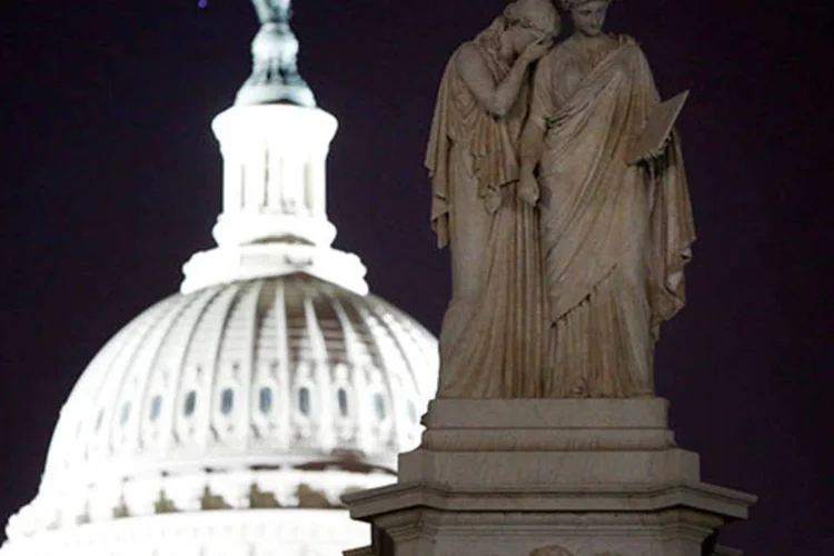 Estátuas em frente ao Capitólio, nos EUA: o fechamento do governo obrigará que quase 800 mil funcionários fiquem sem trabalhar e pode custar mais de US$ 1 bilhão aos cofres públicos (REUTERS/Jonathan Ernst)