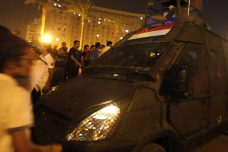 Veículo da tropa de choque da polícia na praça Tahrir, durante manifestação de apoiadores do presidente deposto Mohamed Mursi (Mohamed Abd El Ghany/Reuters)