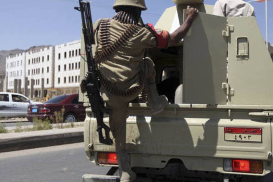 Iêmen recupera base militar capturada pela Al-Qaeda