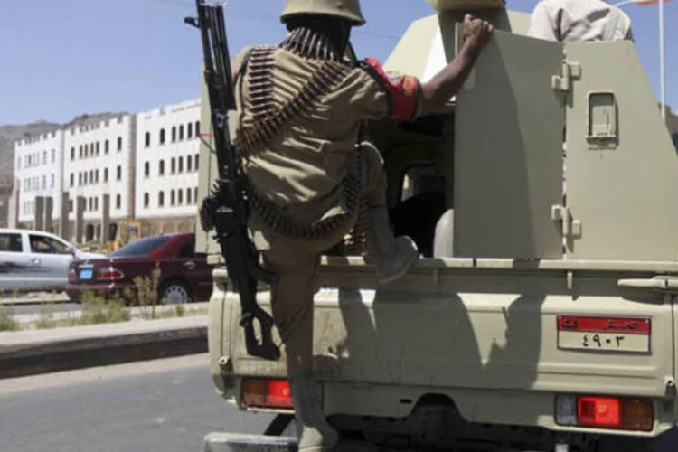 
	Soldados do I&ecirc;men:&nbsp;enfrentamentos causaram na semana passada mais de cem mortos
 (Mohamed al-Sayaghi/Reuters)