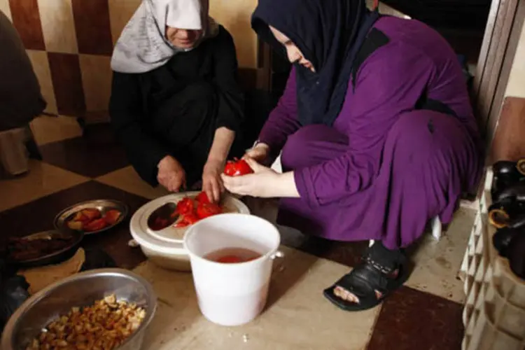 Voluntária prepara comida para combatentes do Exército Livre da Síria em Alepo (Hamid Khatib/Reuters)