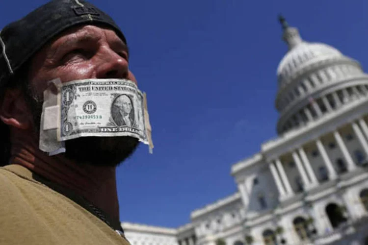 
	Funcion&aacute;rio federal durante uma manifesta&ccedil;&atilde;o contra a paralisa&ccedil;&atilde;o do Governo dos Estados Unidos em frente ao pr&eacute;dio do Congresso, em Washington
 (Jonathan Ernst/Reuters)