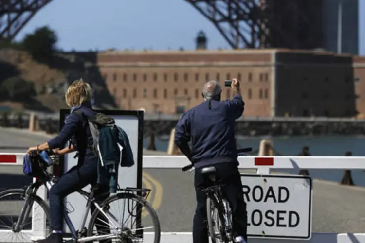 Ciclista em frente a entrada do Fort Point, que foi fechado devido a paralisação do Governo, em São Francisco (Stephen Lam/Reuters)