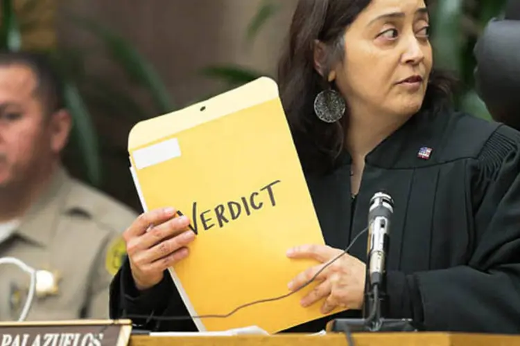 Juíza da Suprema Corte Yvette M. Palazuelos com o veredicto momentos antes de sua divulgação no julgamento pela morte de Michael Jackson (Robert Gauthier/Reuters)