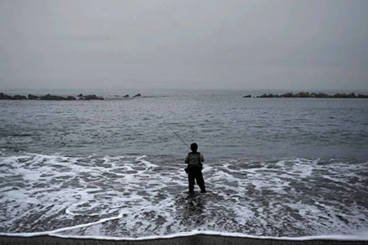 Homem pesca em mar fechado para o público localizado próximo ao vazamento da Usina de Fukushima (REUTERS/Damir Sagolj)