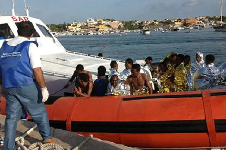 
	Imigrantes s&atilde;o resgatados ap&oacute;s naufr&aacute;gio: nesta ter&ccedil;a, 290 imigrantes foram resgatados pr&oacute;ximos &agrave; ilha de Lampedusa
 (Nino Randazzo/ASP press office/Handout via Reuters)