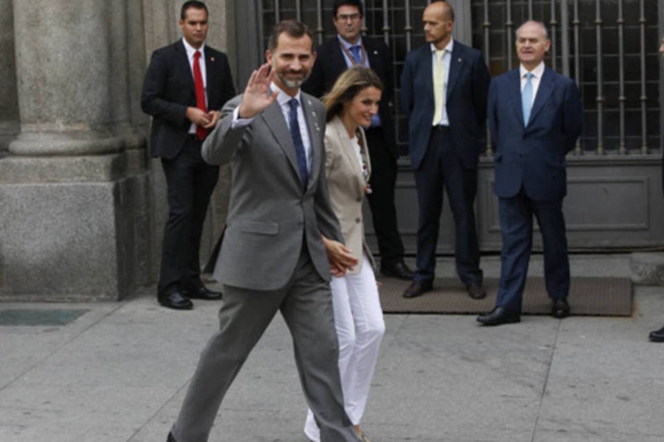 Príncipe Felipe tenta recuperar monarquia espanhola