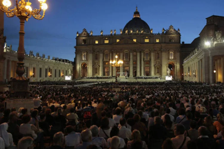 
	Fi&eacute;is rezam na pra&ccedil;a de S&atilde;o Pedro: em 2012, 16 milh&otilde;es de crian&ccedil;as e adultos foram batizados, segundo cifras do Vaticano, que estima que 17,5% da popula&ccedil;&atilde;o mundial &eacute; cat&oacute;lica

	
	
 (Tony Gentile/Reuters)