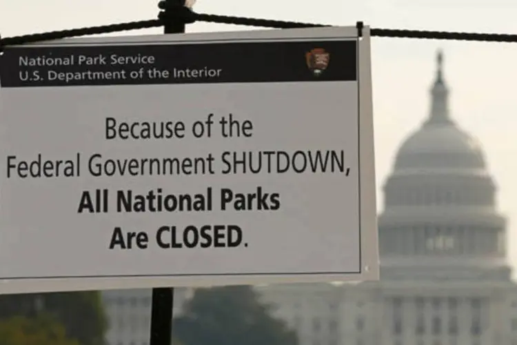 Placa anunciando o fechamento de parques nacionais por conta da paralisação do governo em frente ao Capitólio, Washington (Kevin Lamarque/Reuters)