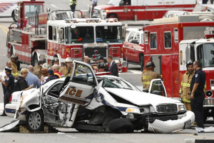 
	Acidente em Washington: incidente come&ccedil;ou em frente &agrave; Casa Branca e terminou ap&oacute;s persegui&ccedil;&atilde;o policial com v&aacute;rios disparos e dois agentes feridos pr&oacute;ximo ao Capit&oacute;lio
 (Kevin Lamarque/Reuters)