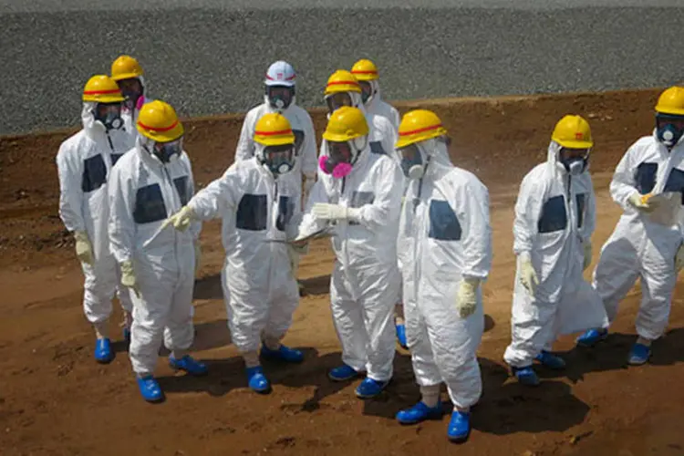 Inspetores da Tepco em Fukushima: o objetivo das investigações seria o de dissipar as dúvidas sobre os efeitos dos vazamentos no pescado japonês e no fundo do mar
 (REUTERS/Tokyo Electric Power Co/Handout/Files)