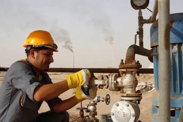 
	Trabalhador ajusta uma v&aacute;lvula em um dos canos da refinaria de petr&oacute;leo Najaf, ao sul de Bagd&aacute;
 (Ahmad Mousa/Reuters)