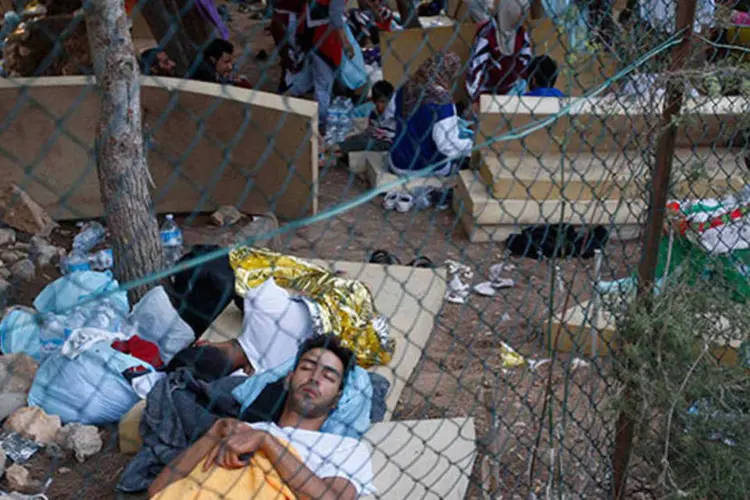
	Imigrantes descansam em Centro de Imigra&ccedil;&atilde;o: centenas de pessoas resgatadas foram levadas para um centro de recep&ccedil;&atilde;o de imigrantes j&aacute; superlotado na ilha de Lampedusa
 (REUTERS/Antonio Parrinello)