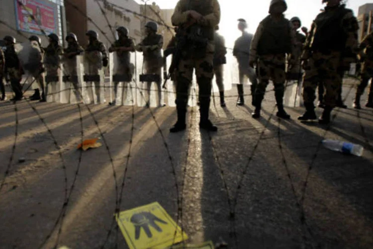 Soldados egípcios de guarda acompanham protesto de membros da Irmandade Muçulmana no Cairo (REUTERS/Amr Abdallah Dalsh)