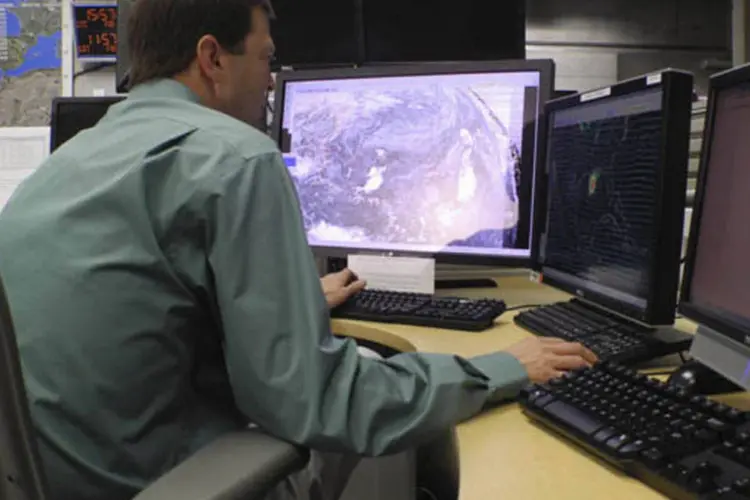 Meteorologista rastreia os movimentos da Tempestade Tropical Karen, no Centro Nacional de Furacões, em Miami (Gaston De Cardenas/Reuters)