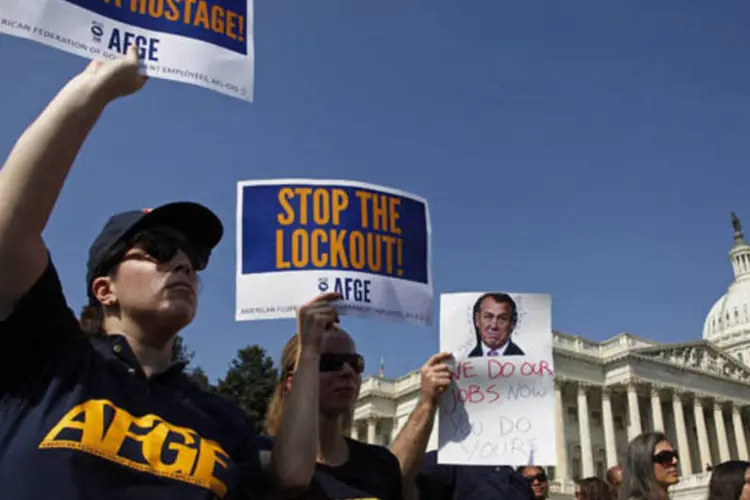 Trabalhadores federais participam de uma manifestação em frente ao Congresso contra a paralisação do Governo, em Washington (Jonathan Ernst/Reuters)