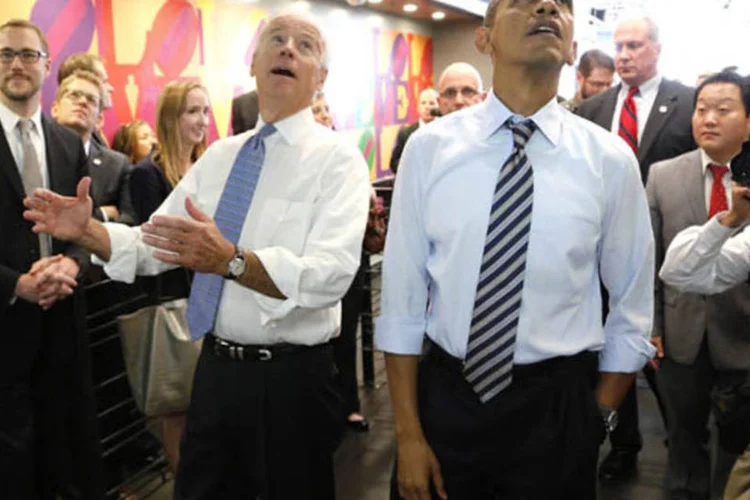 Barack Obama e Joe Biden olham o menu enquanto decidem qual sanduíche pedir em uma lanchonete próxima da Casa Branca, em Washington (Jonathan Ernst/Reuters)