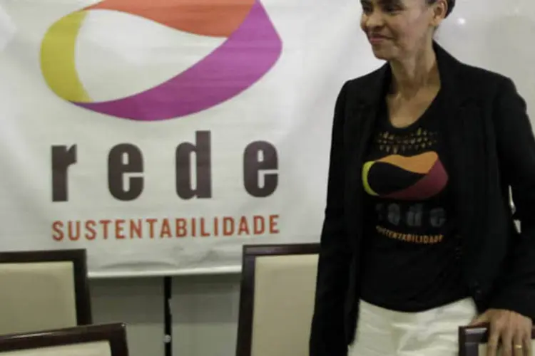 Ex-senadora Marina Silva discursa durante conferência de imprensa um dia depois do TSE rejeitar a criação do Rede Sustentabilidade (Ueslei Marcelino/Reuters)