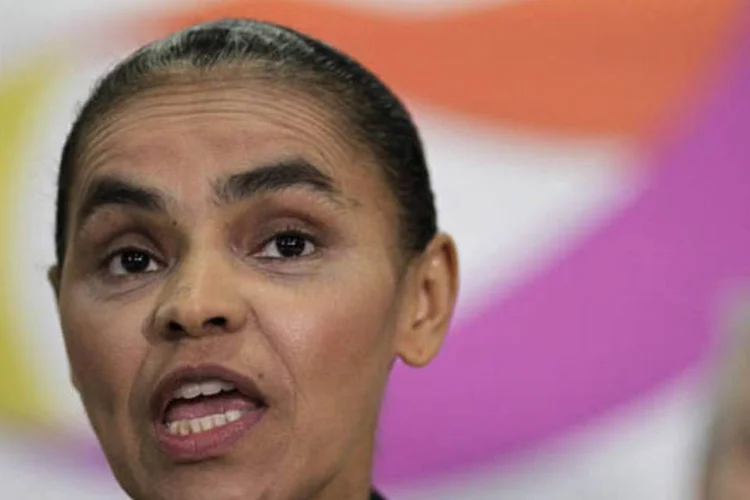 
	Ex-senadora Marina Silva discursa durante confer&ecirc;ncia de imprensa um dia depois do TSE rejeitar a cria&ccedil;&atilde;o do Rede Sustentabilidade: ela deve filiar-se ao PSB
 (Ueslei Marcelino/Reuters)