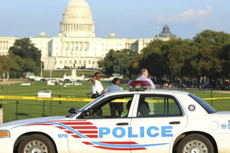 Carro da polícia chega ao local onde um homem teria supostamente ateado fogo em si mesmo, no Shopping Nacional de Washington (Gary Cameron/Reuters)