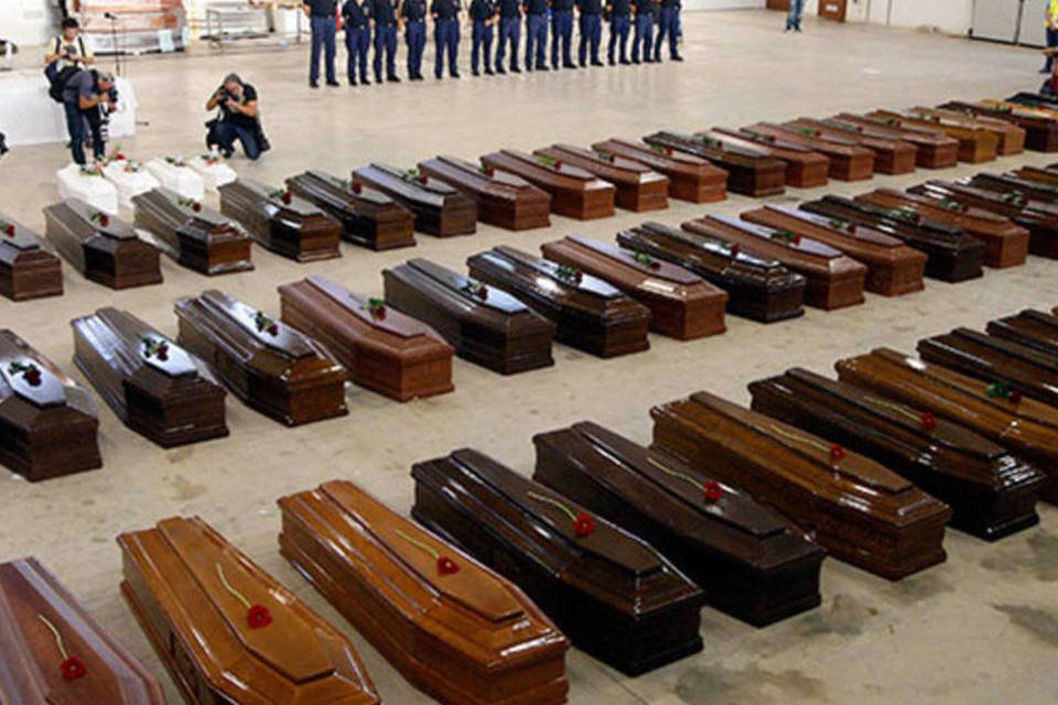 Caixões de vítimas do naufrágio são vistos no aeroporto de Lampedusa, na Itália: até agora, o balanço do naufrágio é de 232 mortos (REUTERS/Antonio Parrinello)