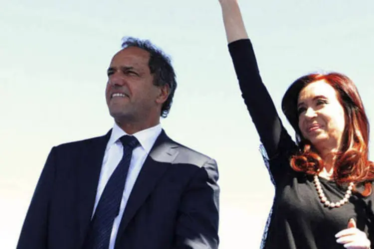 Cristina Kirchner acena durante comício ao lado do governador de Buenos Aires, Daniel Scioli (Argentine Presidency/Divulgação via Reuters)