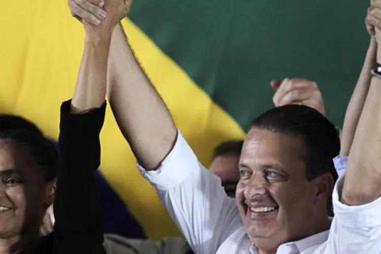 
	Marina Silva e o governador de Pernambucano, Eduardo Campos, comemoram filia&ccedil;&atilde;o da ex-senadora ao PSB, no ano passado
 (Ueslei Marcelino/Reuters)