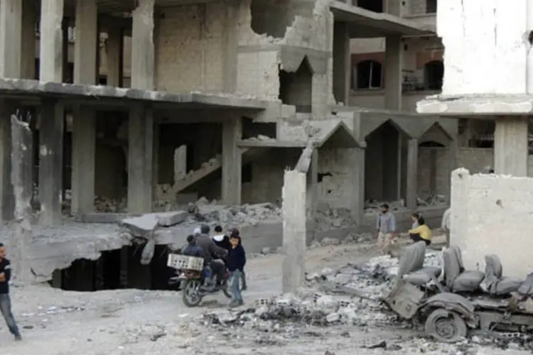 
	Moradores olham danos ap&oacute;s ataque em Damasco: no momento do impacto a ala afetada do edif&iacute;cio estava vazia&nbsp;
 (Yousef Homs/Reuters)