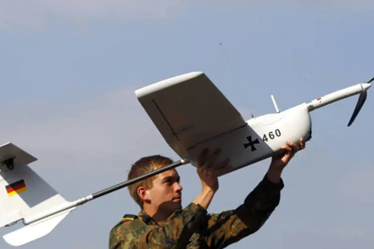 
	Soldado apresenta drone em base naval dos EUA: China restringe exporta&ccedil;&atilde;o de equipamentos militares
 (Michaela Rehle/Reuters)