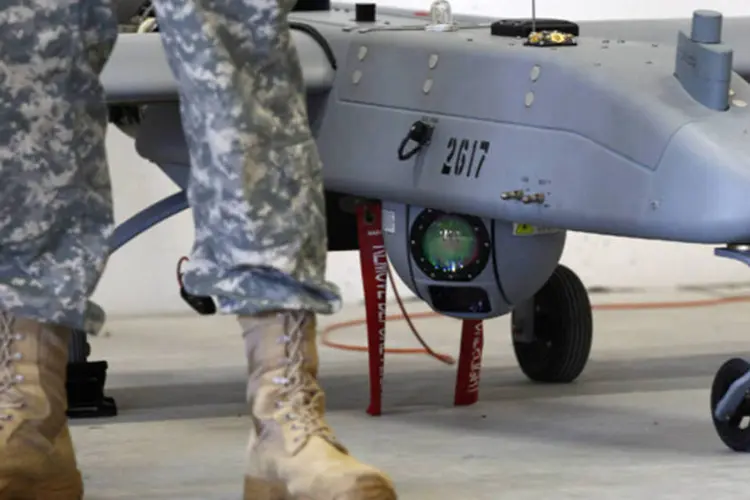 Soldado ao lado de uma drone durante apresentação na base naval dos Estados Unidos em Vilseck-Grafenwoehr (Michaela Rehle/Reuters)