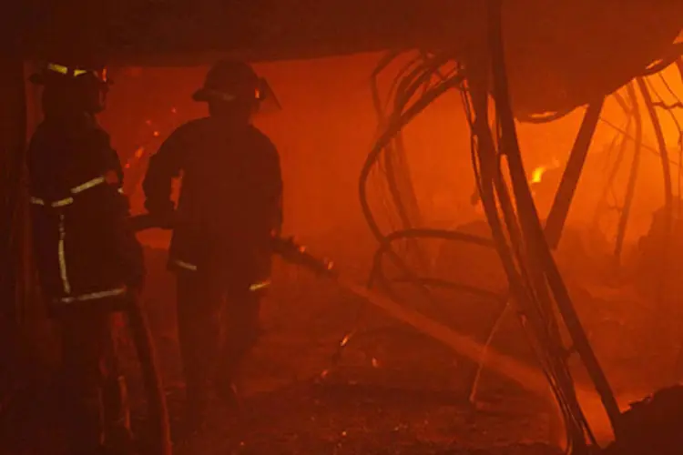 
	Bombeiros tentam controlar inc&ecirc;ndio: mais de cinquenta pessoas foram atendidas e liberadas no local do acidente
 (REUTERS/Andrew Biraj)