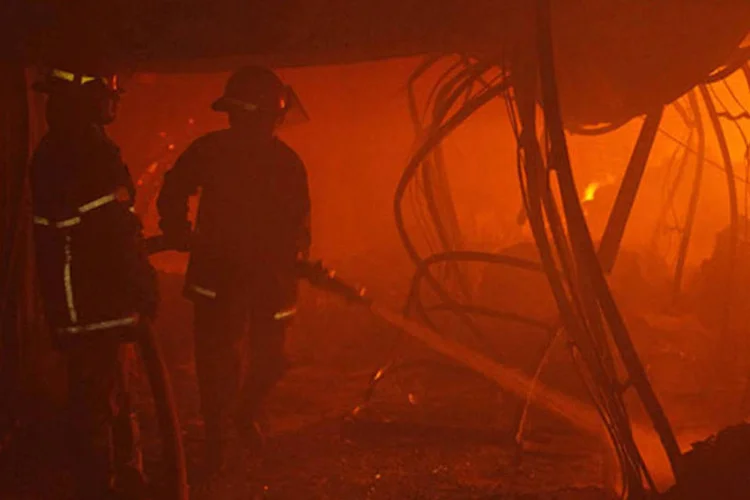 
	Inc&ecirc;ndio em Jundia&iacute;, interior de S&atilde;o Paulo, destruiu grande n&uacute;mero de ve&iacute;culos
 (Andrew Biraj/Reuters)