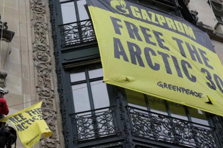 
	Ativista do Greenpeace: Greenpeace recha&ccedil;a as acusa&ccedil;&otilde;es, pirataria ou vandalismo, e argumenta que os ativistas protestaram pacificamente
 (Jacky Naegelen/Reuters)