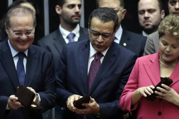 Renan Calheiros e Henrique Alves com a presidente Dilma Rousseff durante cerimônia dos 25 anos da constituição federal (Ueslei Marcelino/Reuters)