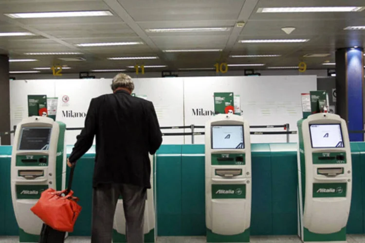 Consumidor da Alitalia utiliza uma máquina de check-in automático no aeroporto de Fiumicino, em Roma (Alessandro Garofalo/Reuters)