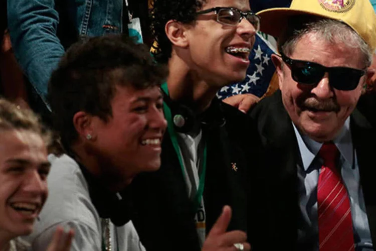 Lula usa óculos de sol e boné enquanto posa para foto com jovens durante encerramento da 3ª Conferência Global sobre o Trabalho Infantil (REUTERS/Ueslei Marcelino)
