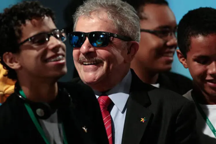 Lula usa óculos de sol e boné enquanto posa para foto com jovens durante encerramento da 3ª Conferência Global sobre o Trabalho Infantil (REUTERS/Ueslei Marcelino)