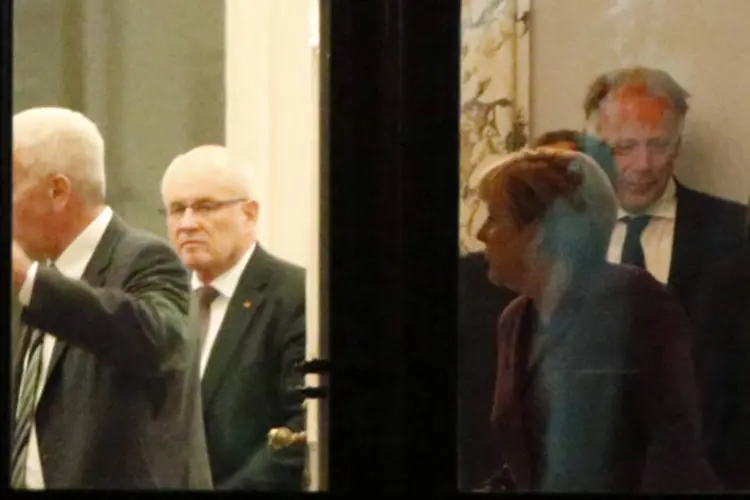 Angela Merkel durante as negociações preliminares para formação de uma coalizão com o Partido Conservador e os Verdes, em Berlim (Fabrizio Bensch/Reuters)